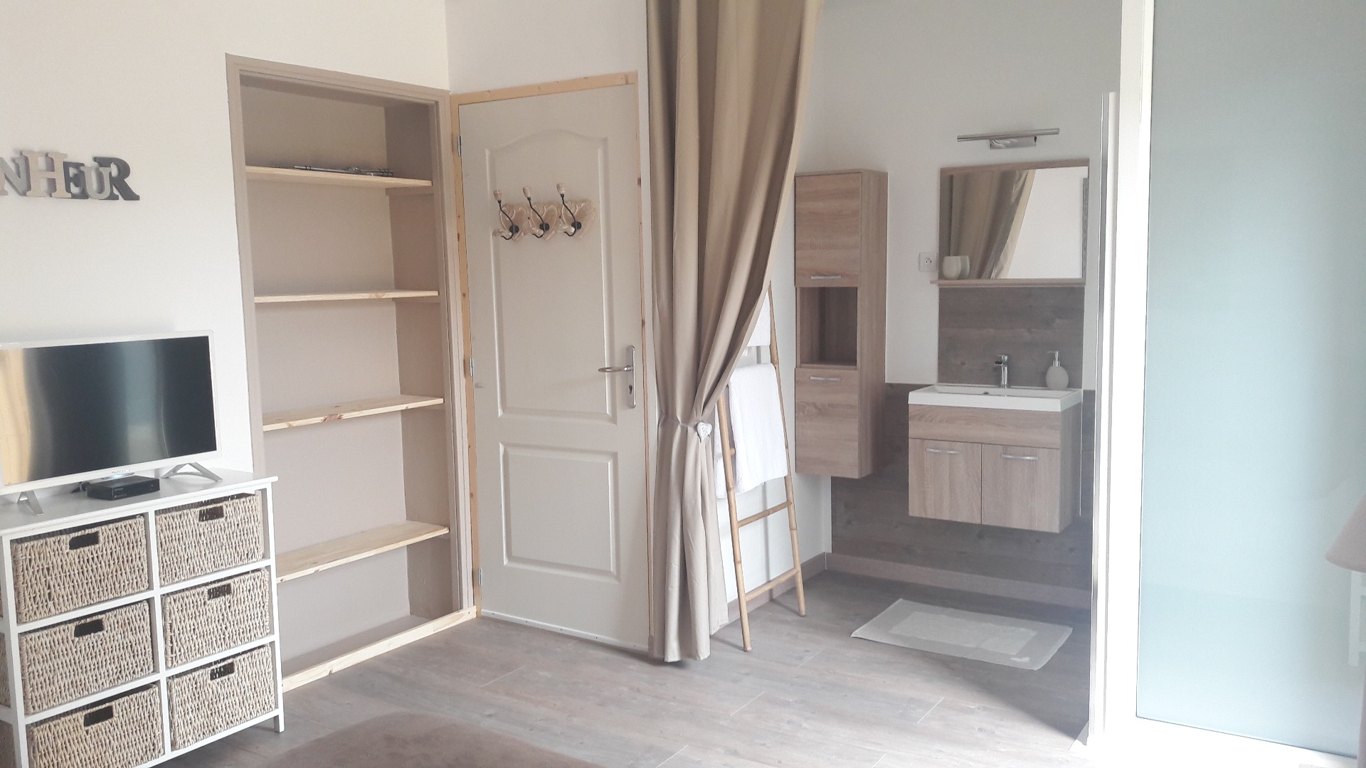 Coin salle de bain avec douche à l'italienne. WC séparé